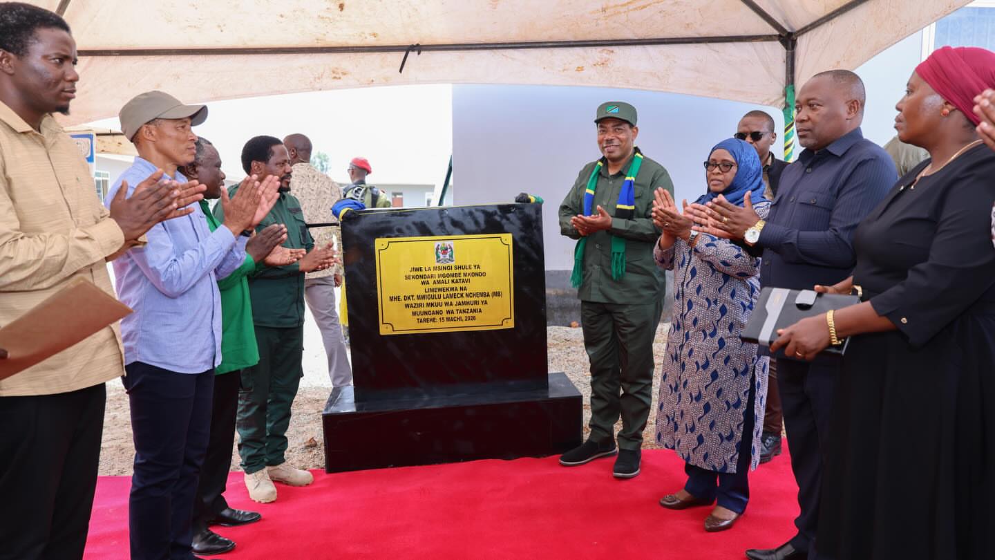 WAZIRI MKUU AWEKA JIWE LA MSINGI SHULE YA SEKONDARI MGOMBE YENYE MKONDO WA AMALI YA KIHANDISI, MLELE DC.