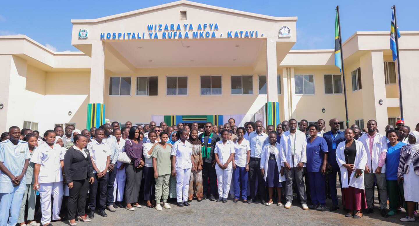 WAZIRI MKUU AKAGUA UJENZI WA JENGO LA HUDUMA (WING B) HOSPITALI YA RUFAA YA MKOA WA KATAVI