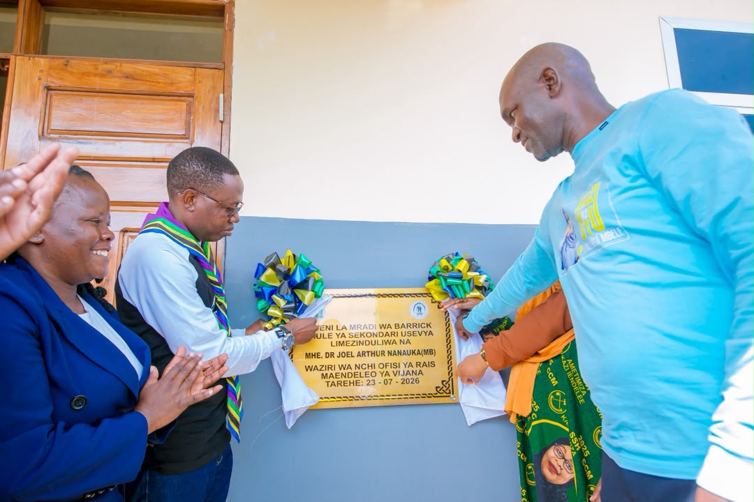 WAZIRI NANAUKA AWEKA JIWE LA MSINGI LA UJENZI WA SHULE MPYA YA MSINGI MPIMBWE, AZINDUA BWENI LA WAVULANA USEVYA