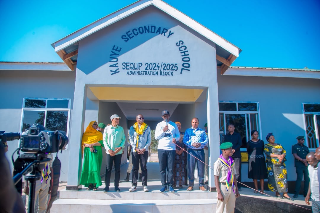 WANAFUNZI ILUNDE WAMSHUKURU RAIS SAMIA KWA KUWAPATIA SHULE MPYA YA SEKONDARI KAUYE.